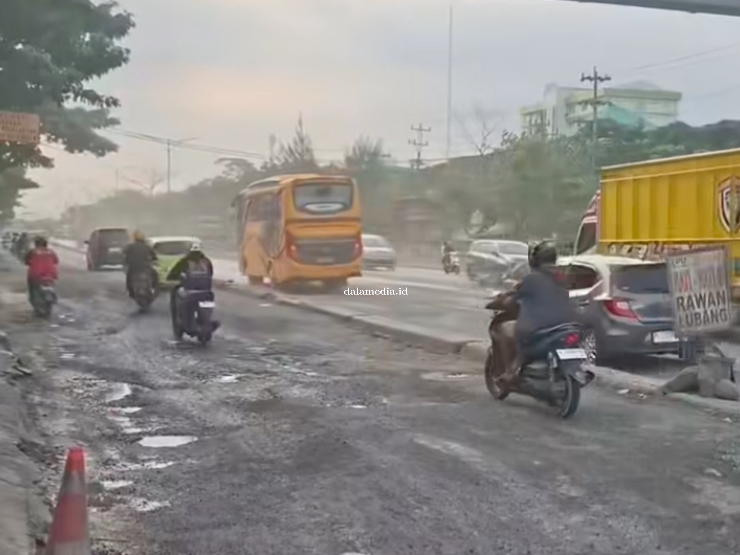 Warga Keluhkan Skala Prioritas Perbaikan Jalan Pantura: Kaligawe Hancur Lebur, Kenapa Demak-Kudus Di